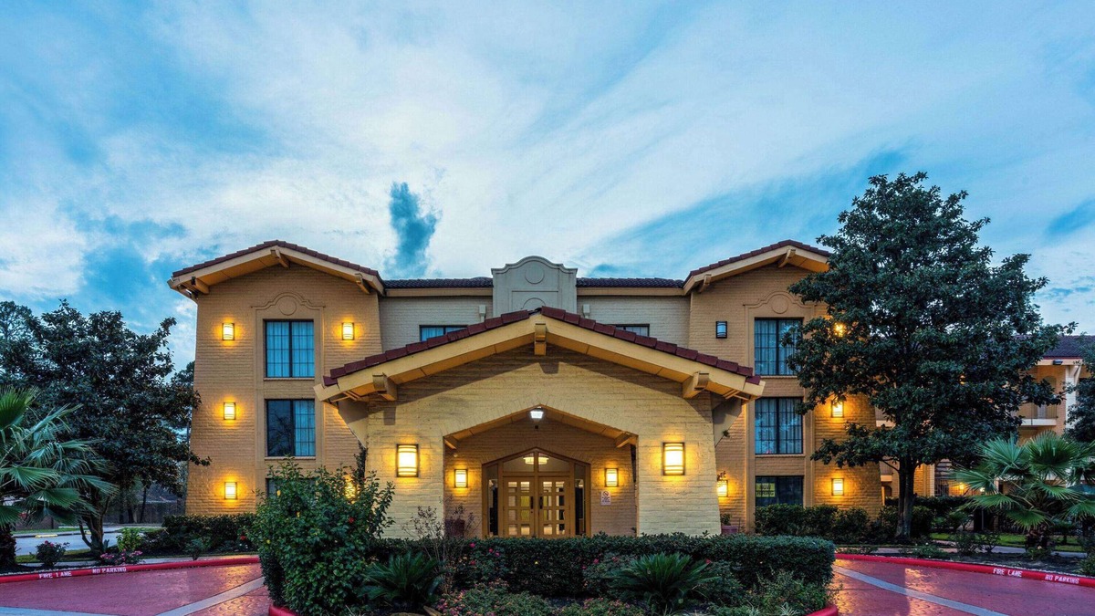 Shenandoah Hotel | Super 8 by Wyndham The Woodlands North