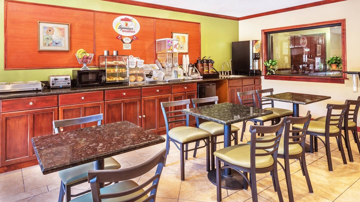 Tilton Hotel | Super 8 by Wyndham Tilton/Lake Winnipesaukee