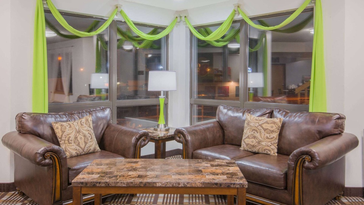 Toledo Hotel | Super 8 by Wyndham Toledo