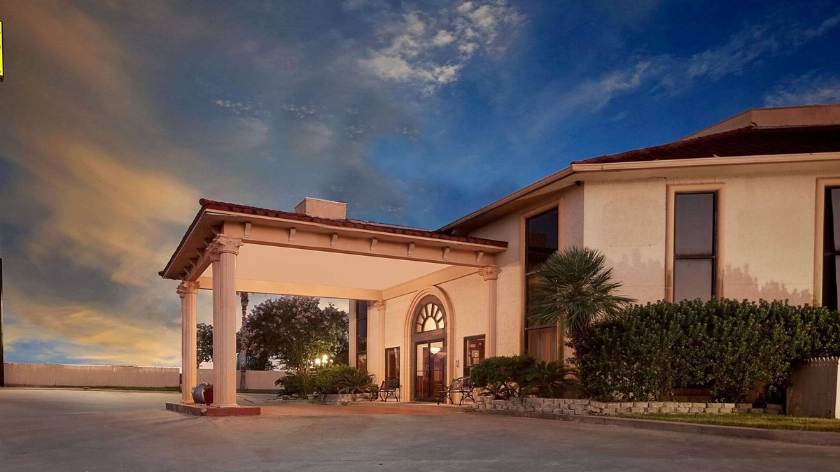 Northwest Corpus Christi Hotel | Super 8 by Wyndham Corpus Christi Northwest