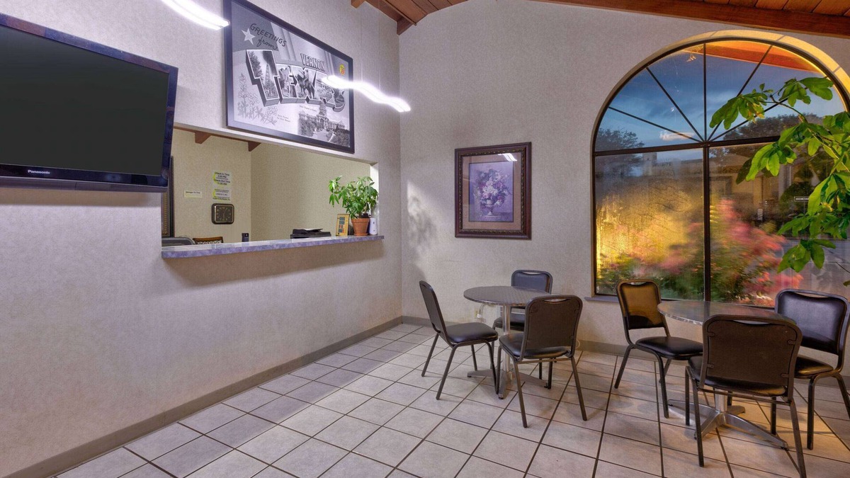 Vernon Hotel | Super 8 by Wyndham Vernon