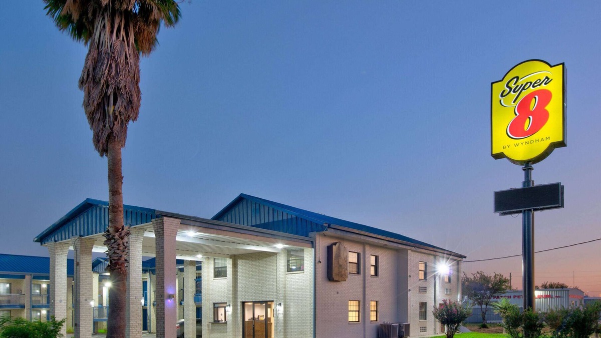 Victoria Hotel | Super 8 by Wyndham Victoria/South/Hwy 59