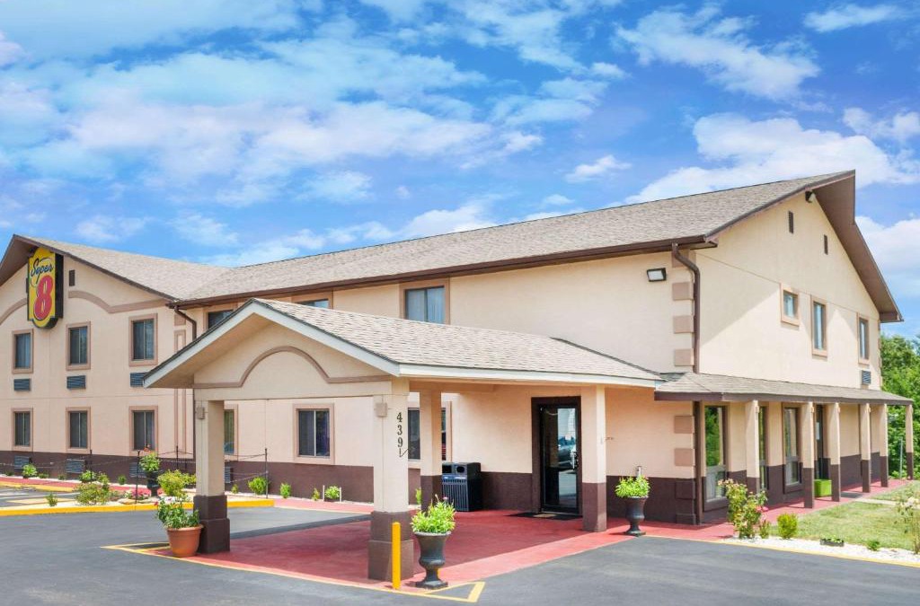 Warrensburg Hotel | Super 8 by Wyndham Warrensburg