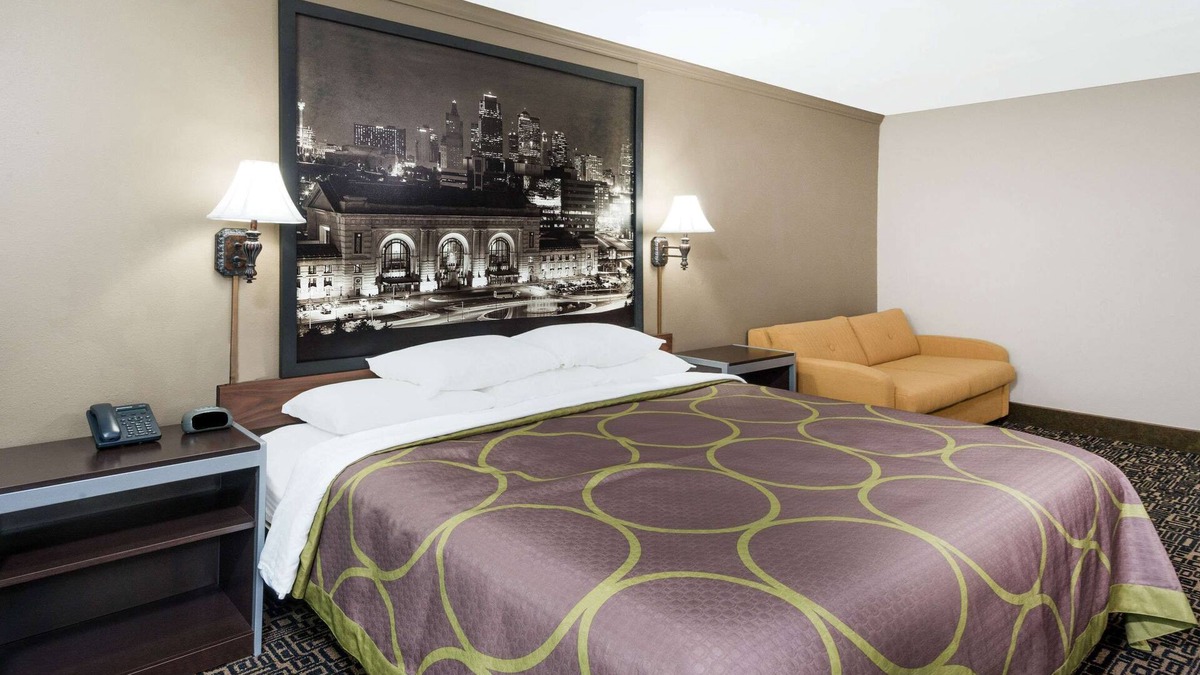 Warrensburg Hotel | Super 8 by Wyndham Warrensburg