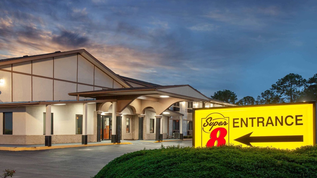 Waycross Hotel | Super 8 by Wyndham Waycross GA