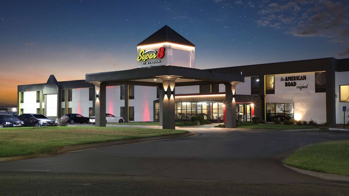 Wichita Hotel | Super 8 by Wyndham Wichita South