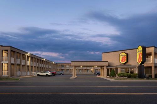 Windsor Hotel | Super 8 by Wyndham Windsor/Dougall