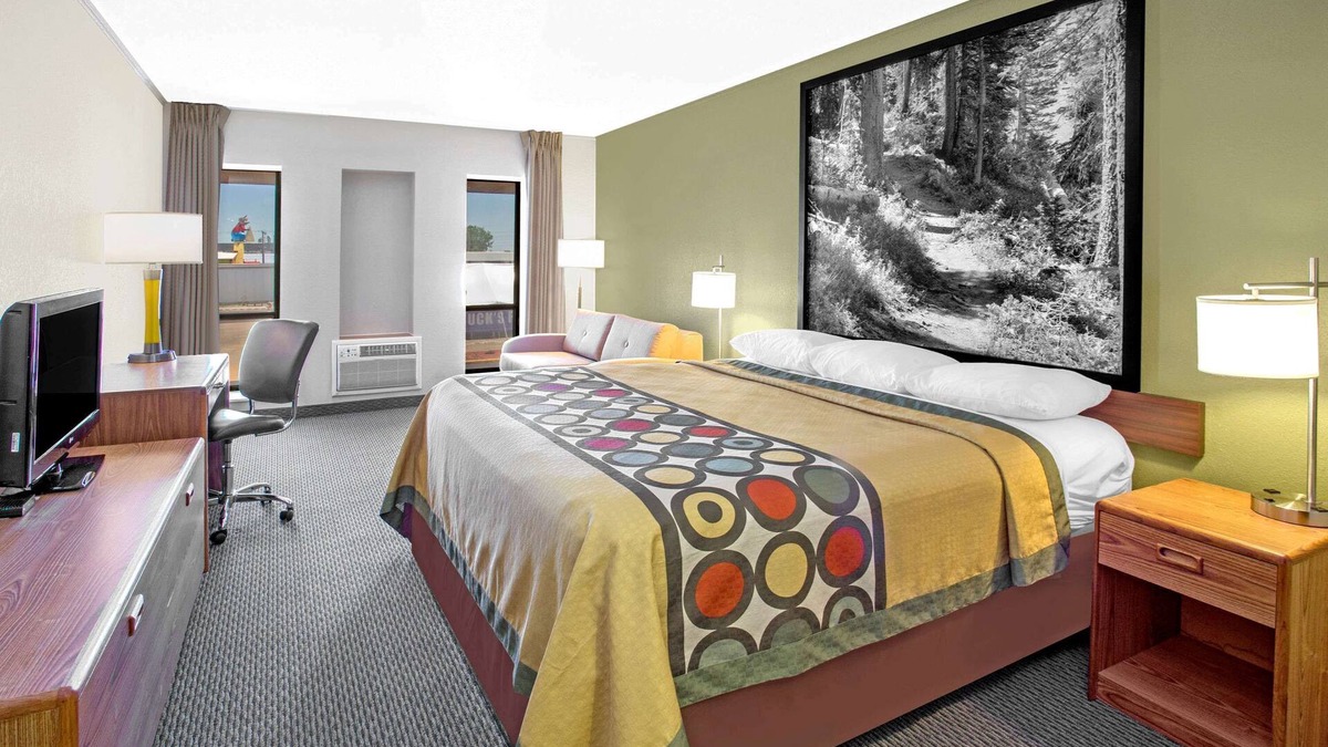 Windsor Hotel | Super 8 by Wyndham Windsor/Madison North