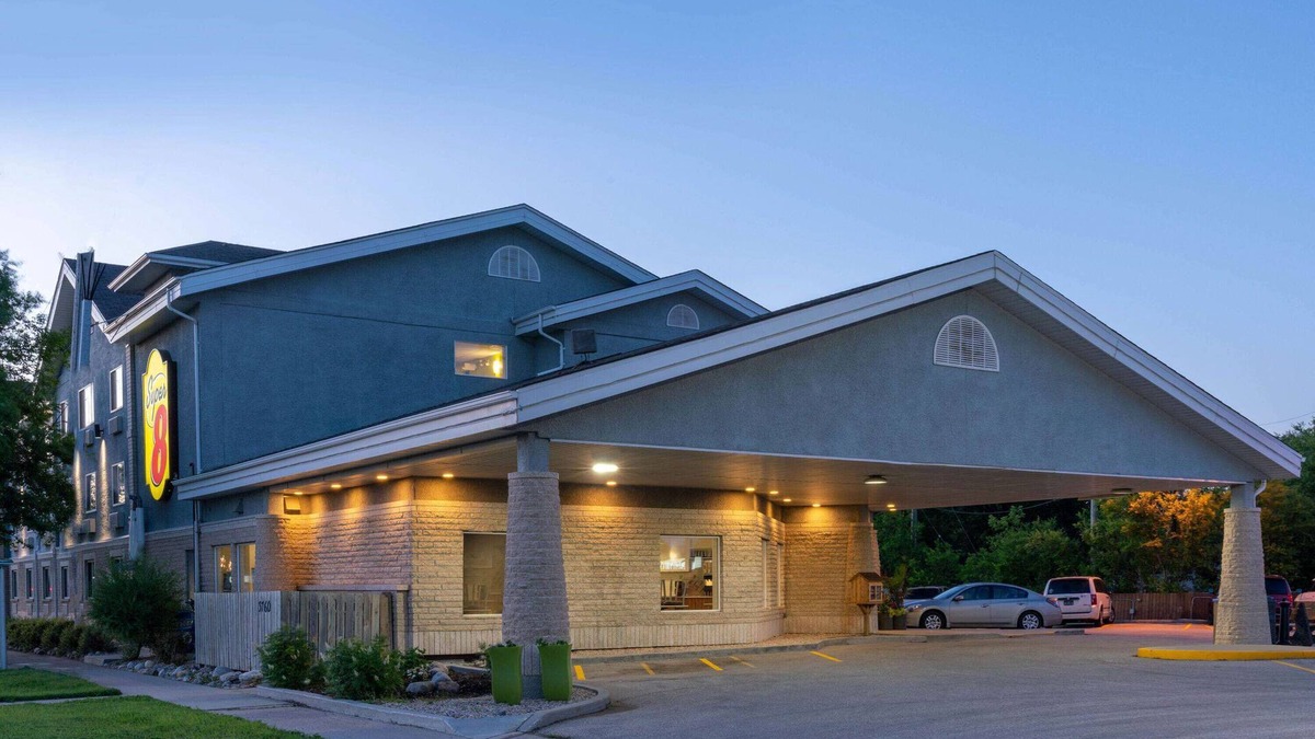 Winnipeg Hotel | Super 8 by Wyndham Winnipeg West