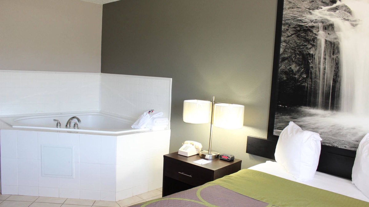 Wyoming Hotel | Super 8 by Wyndham Wyoming/Grand Rapids Area