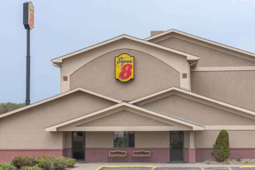 Austintown Hotel | Super 8 by Wyndham Youngstown/Austintown