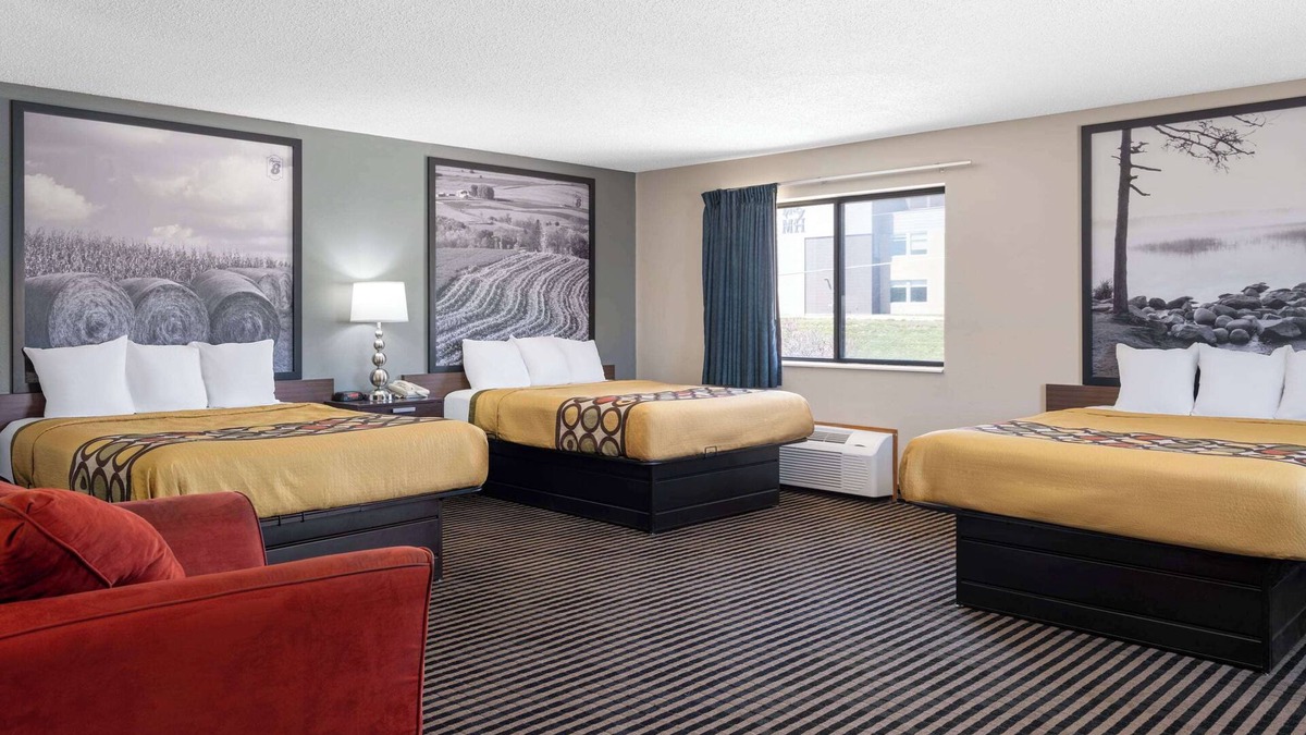 Humboldt Hotel | Super 8 Humboldt IA
