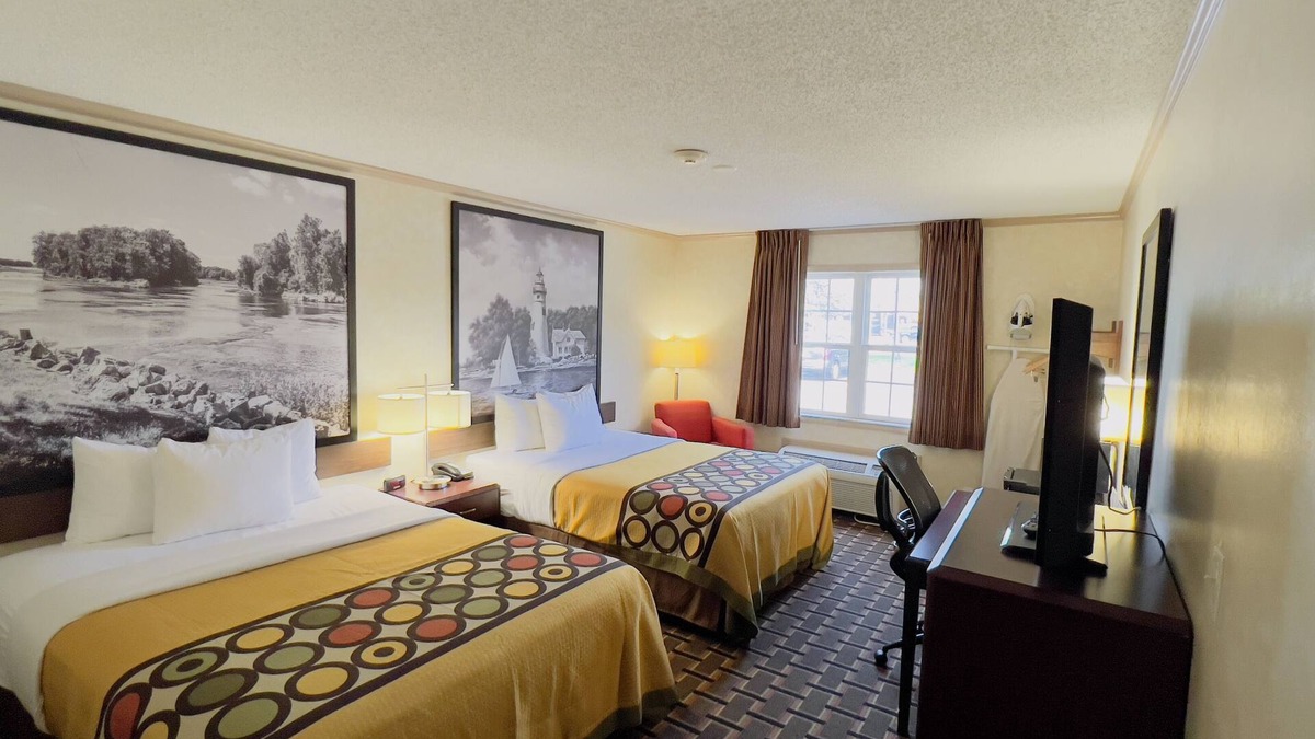 Maumee Hotel | Super 8 Maumee/Toledo, OH