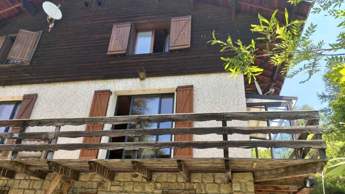 Allos Ski Chalet | Super Allos Chalet apartment (sleeps 6 + 2 extra beds)