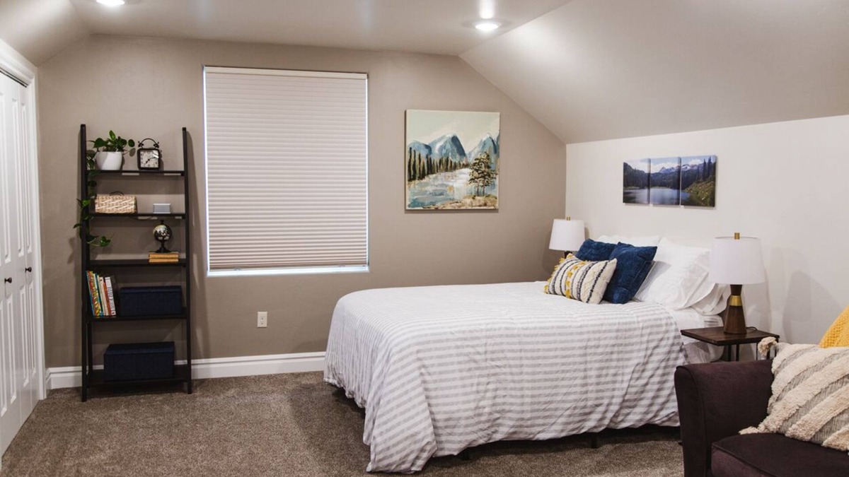Montrose Apartment | Super clean, 8 minutes to MTJ airport!