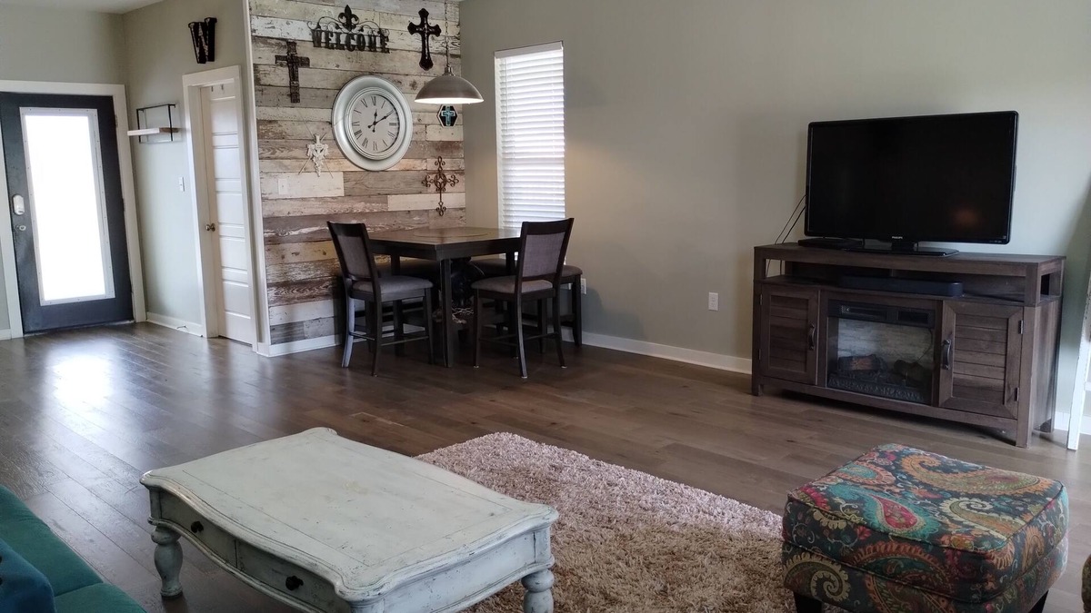 Sulphur House | Super Clean Executive Rental 3/2 house in Sulphur Minutes from Frasch Ballpark
