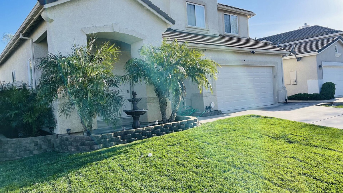 Elk Grove House | Super close to old town Elk Grove, shopping centers and to the parks!