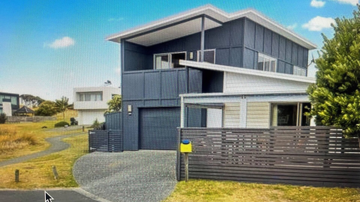 Omaha House | Super comfortable 4 bedroom 2 bathroom holiday home close to beach and cafe.