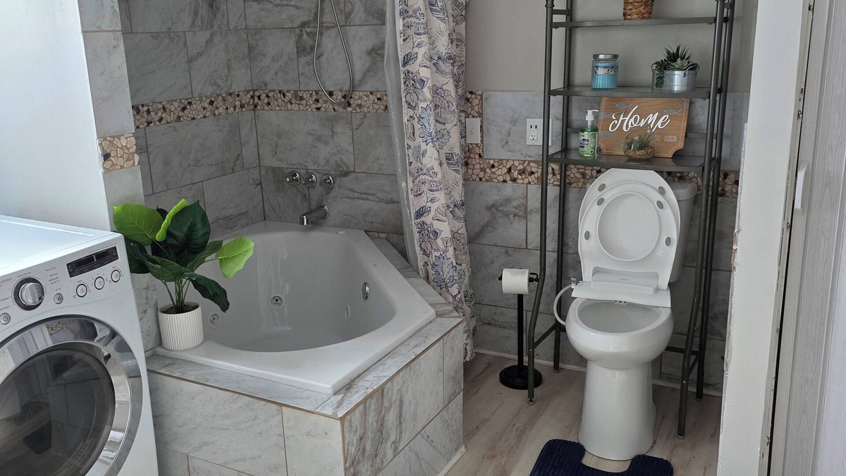 Lorain House | super cozy 4-bedroom house in Lorain newly remodeled close to lake.