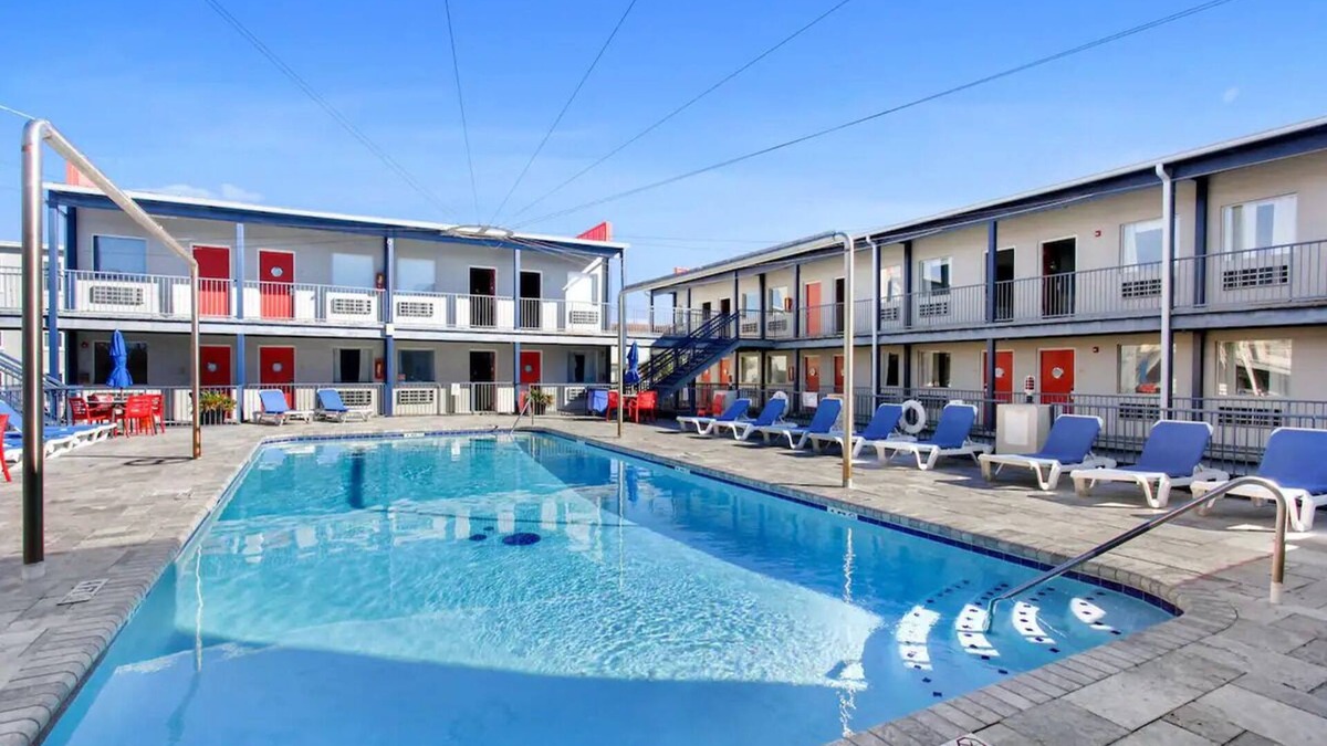 Tybee Island Condo | Super cute 1B-1B on South beach-Steps to pool, beach, restaurants & nightlife!