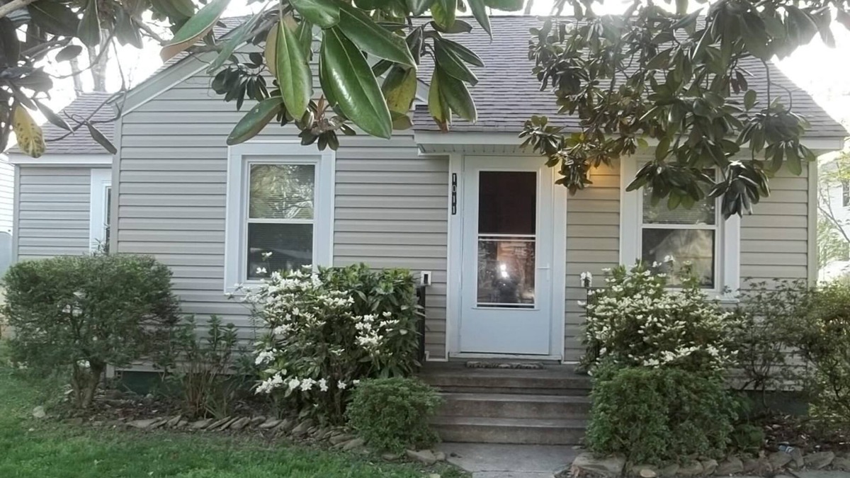 Colonial Beach Cottage | Super cute, 2 bedroom, 1 bath, furnished cottage