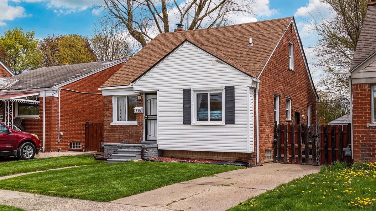 Dearborn Heights House | SUPER CUTE AND GREAT HOME APPROX 15MINS TO DOWNTOWN DETROIT SLEEPS 14 GUESTS