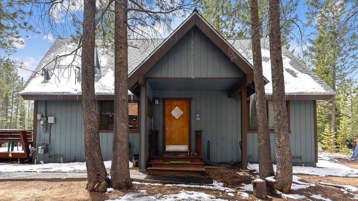 Tahoe Paradise Cabin | Super Cute Chalet in the Woods with a Huge Deck and Loft, close to Heavenly and Pets are welcome here.