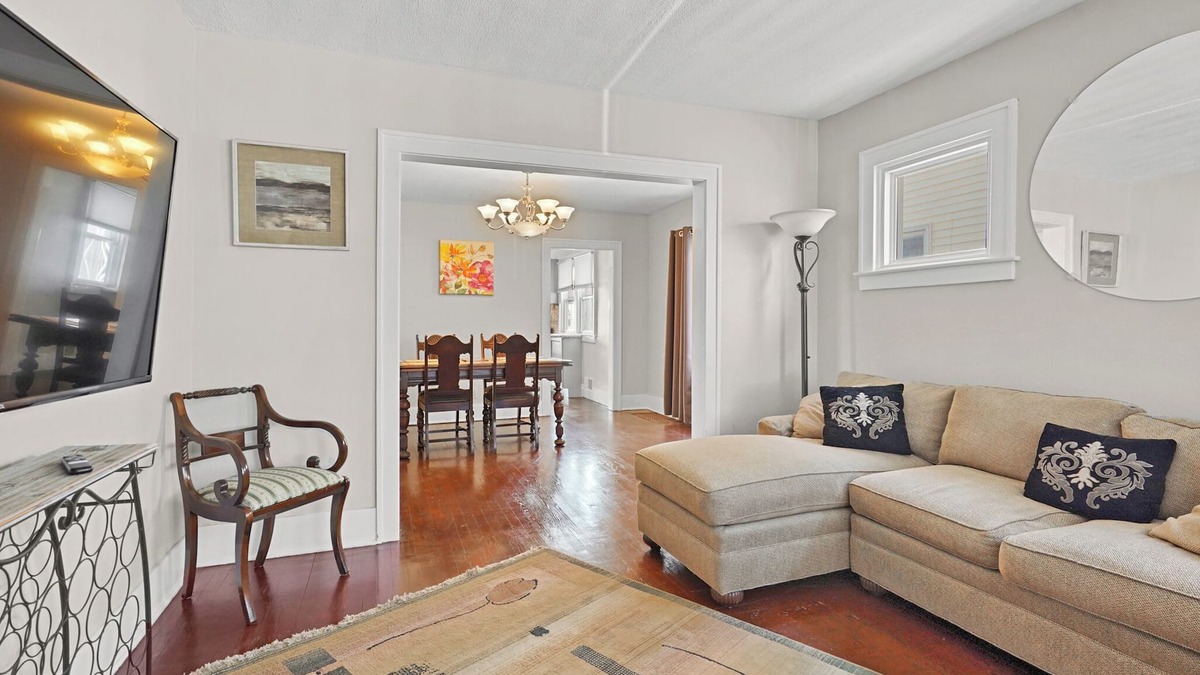 Ferndale House | Super Cute & Comfy Home in Ferndale with 2B, 2Full Bath, Big TV, Porch, AC, WiFi