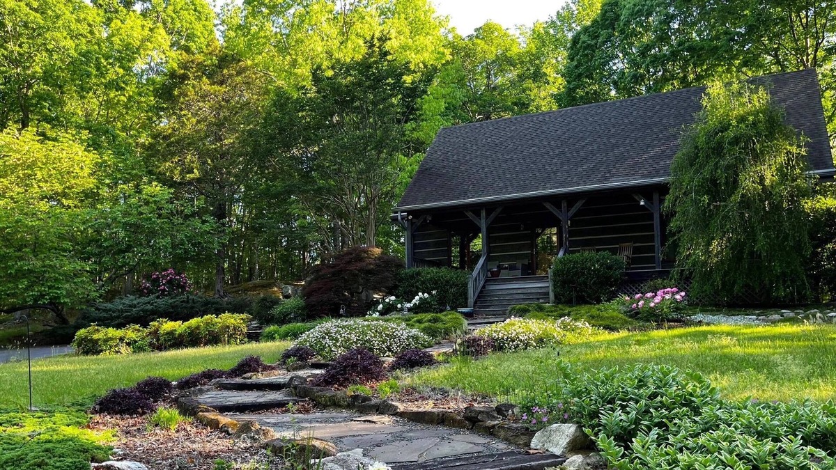 Franklin County Cabin | Super Cute & Cozy Cabin In The Paradise With 65" TV, Hot Tub, Boats, Bikes.