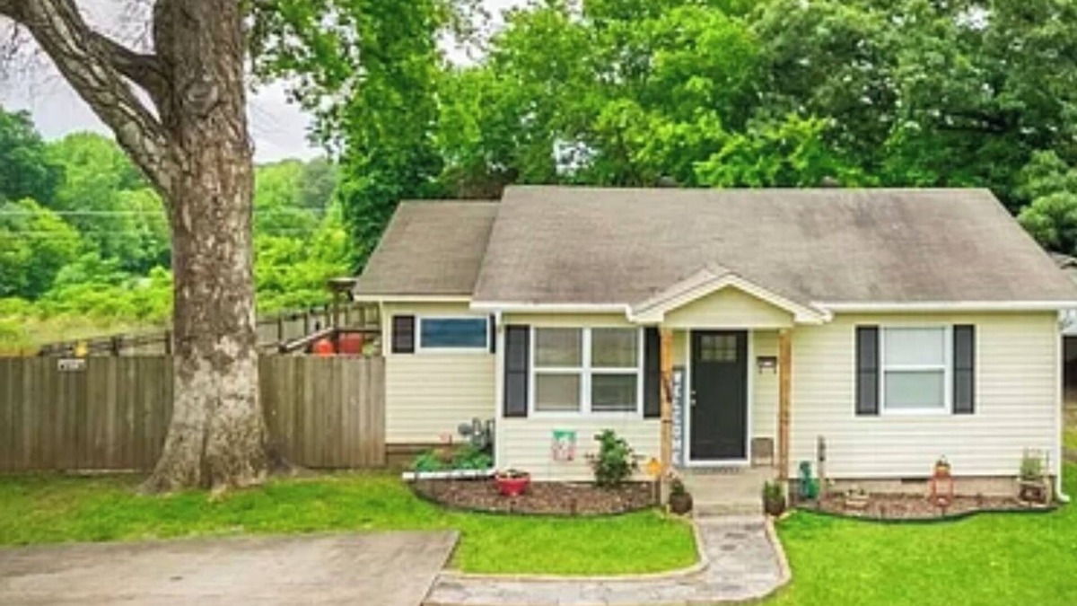 Benton Cottage | Super cute getaway home!
