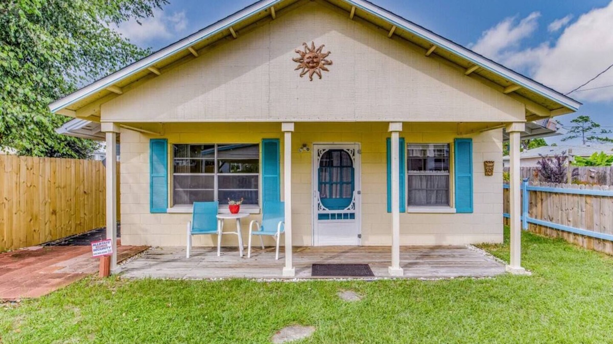 Navy Point House | Super Cute Guest House!