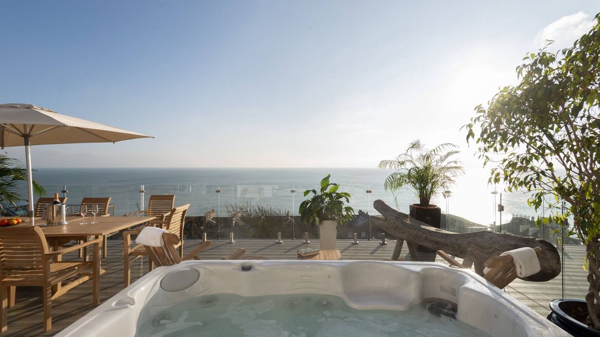 St Leonards-On-Sea House | Super deluxe 6 bedroom house with Hot tub, sea views, wood burner, roof terrace