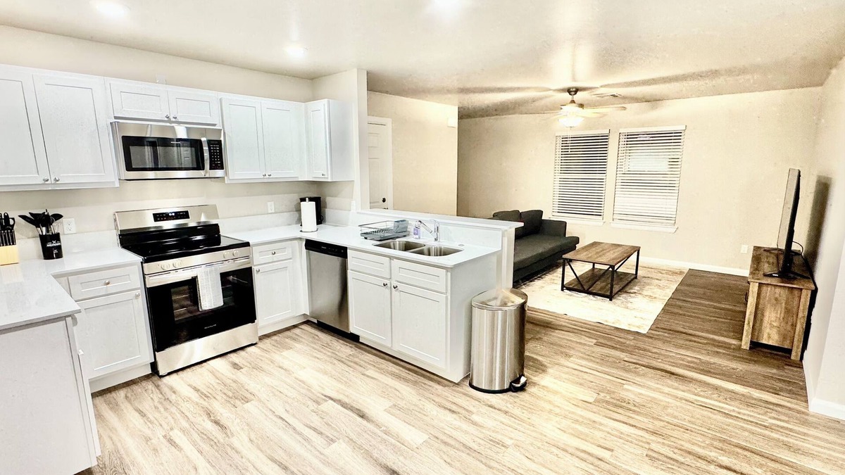 Yukon House | Super Host! Brand New 3 Bedroom/2 Bathroom located in the heart of Yukon!