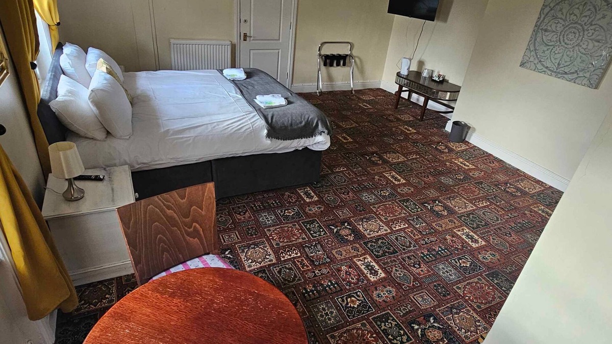 Mynydd Isa House | Super King Room Bath Only Free Wi-Fi TV Mold