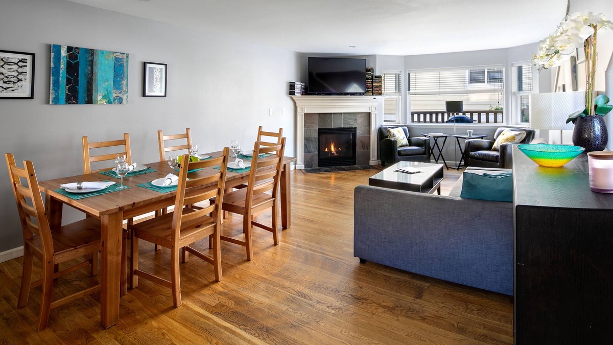 Magnolia House | Super Location, Free Parking, 3 Bedroom + Loft, 3.5 Ba, Sleeps 10, Tesla Charger