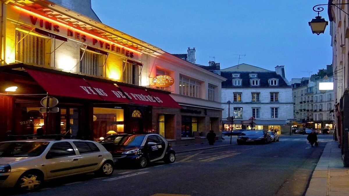 Arsenal Boat Rental | SUPER LUXE- IN THE HISTORICAL VILLAGE ST. PAUL AREA OF THE MARAIS.
