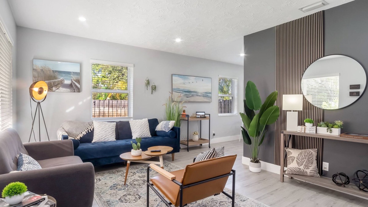 Hallandale Beach House | Super Modern ~3 miles to Beach~ Large Yard/Patio & BBQ