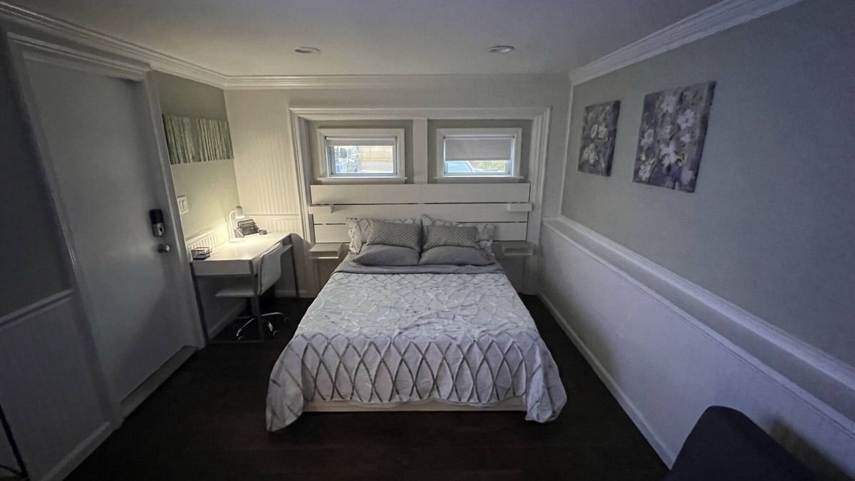 Kings Park Apartment | Super Modern Spacious Studio Bonus Amazing backyard professional Ft diving board