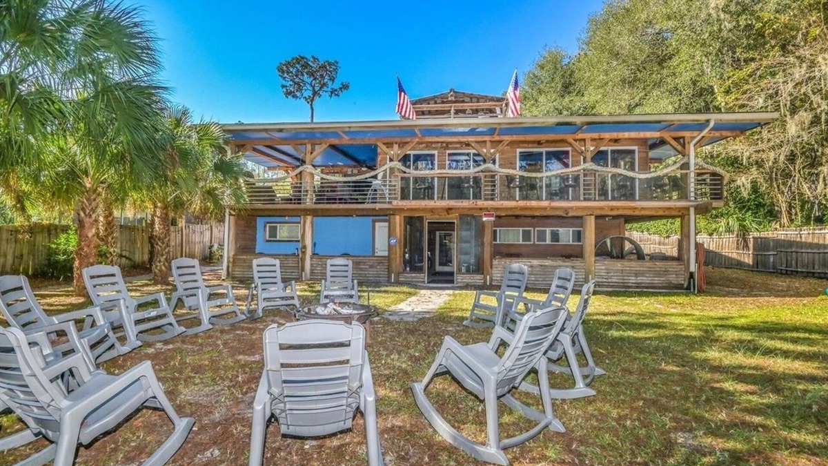 Dunnellon House | SUPER SIZED 3 STORY RIVERFRONT LODGE WITH UNIQUE VIBES. EVERYTHING INCLUDED!