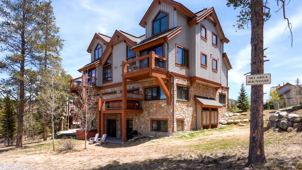 Four O'Clock House | Super Ski Pad - Ski in, Ski Out, Walk to Town.