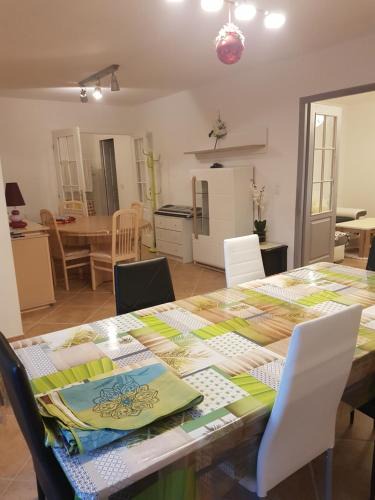 Saint-Just-Sauvage House | SUPER SPACIEUX GÎTE PROCHE DE TOUTES COMMODITÉS