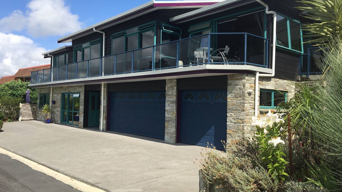 Onerahi House | Super spacious house with magnificent water views