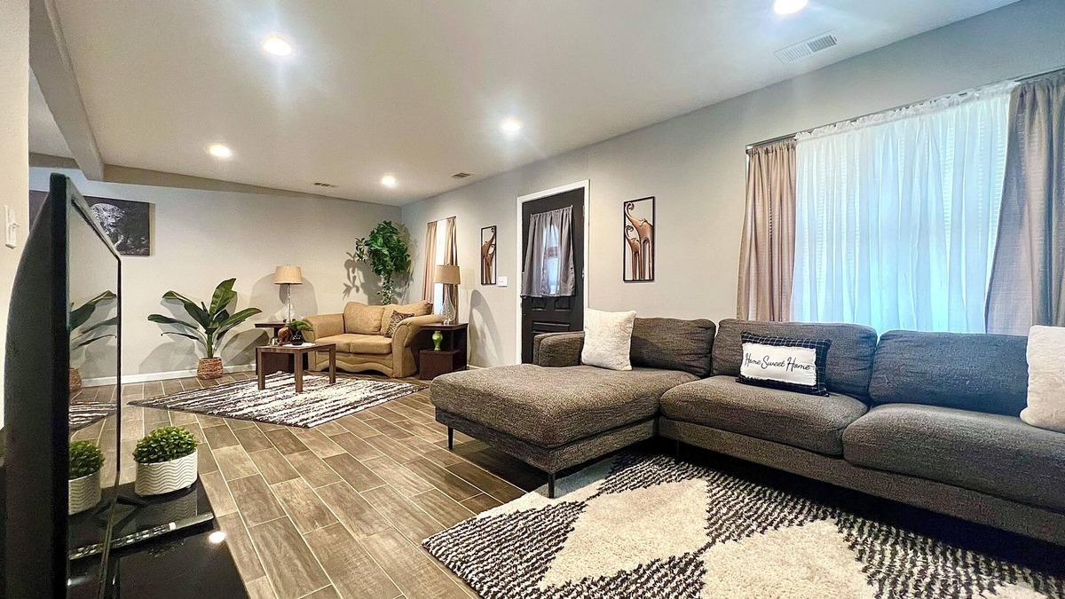 Southaven House | Super Spacious Safari Retreat. Lots of SPACE-Deck + Grill, near Memphis/Desoto