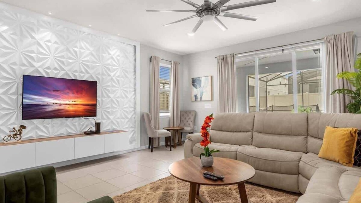Davenport House | SUPER STUNNING - 11BEDs - THEMEs, COMFY, POOL