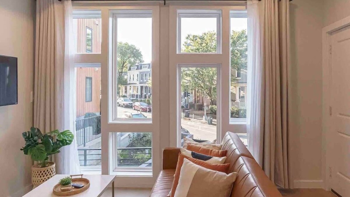 Park View Apartment | SUPER SUNNY 1BR - blocks to restaurants!