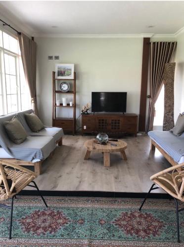 Tomohon House | Super Wonderful 5 bedrooms with Bathroom Villa Marion Tomohon