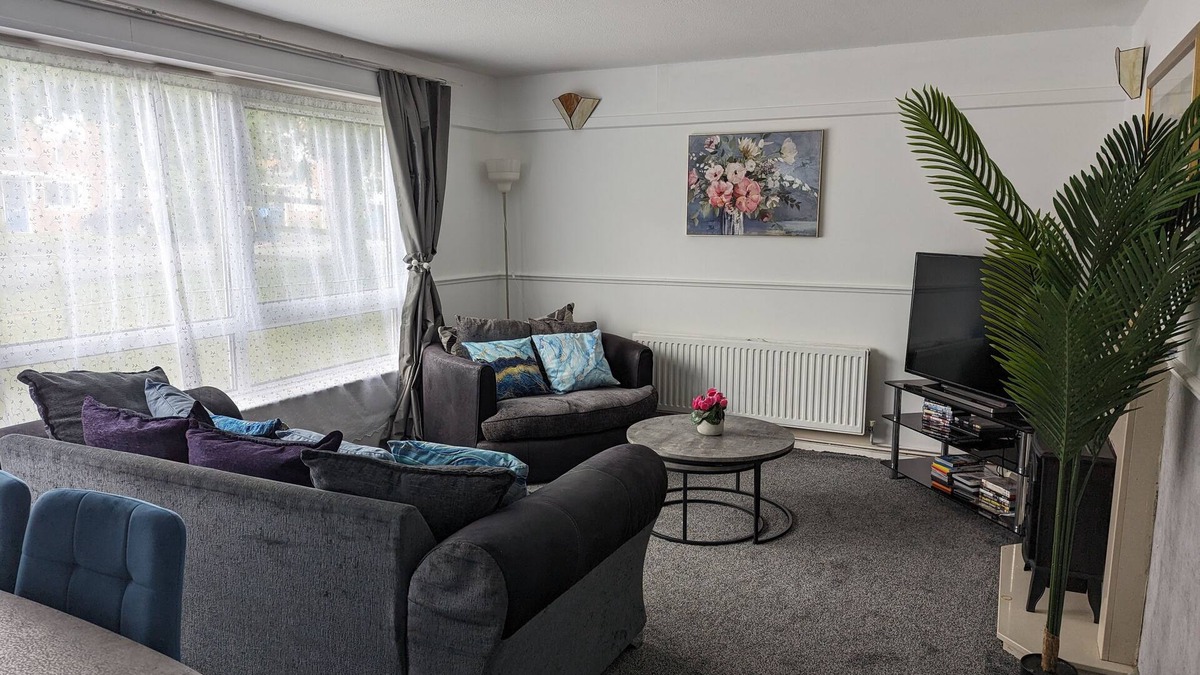 Stafford Apartment | Superb 3 BR Flat in Stafford. Close to Stafford Hospital & Town Center