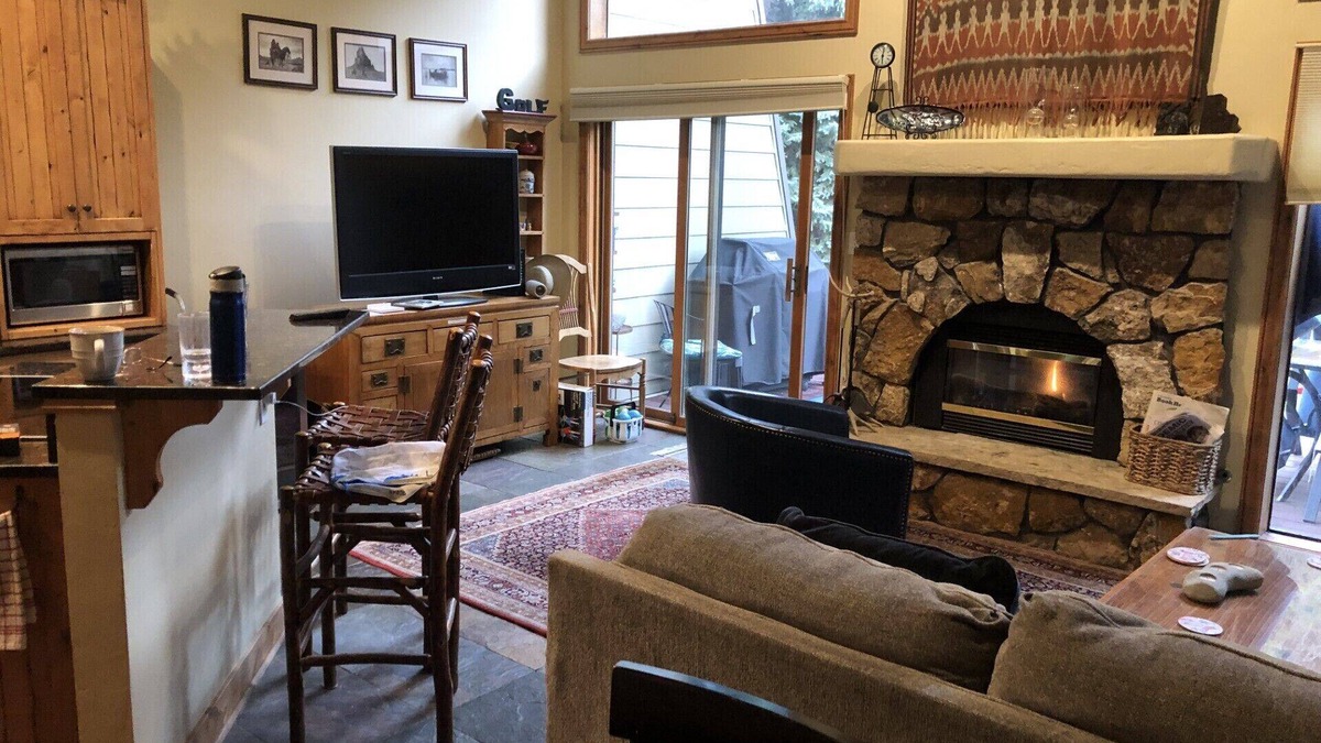 Vail House | Superb 3 BR Townhome on the Creek at Casa Del Sol by Free Bus Line to Slopes