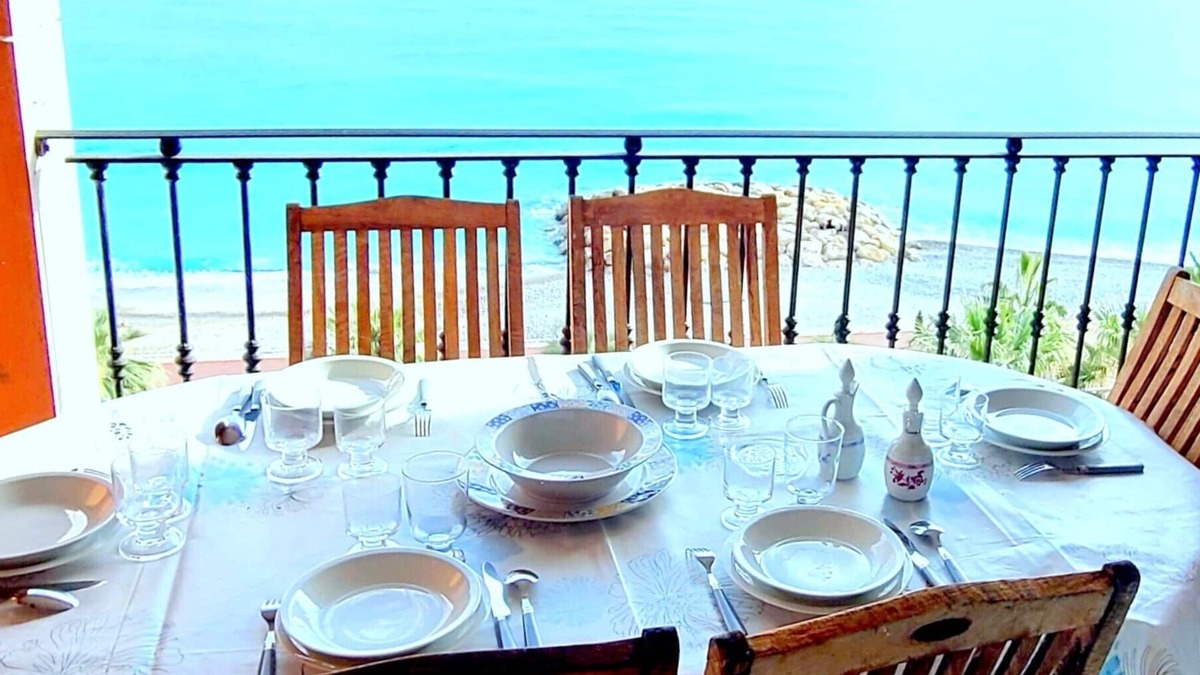 Fabron Apartment | Superb air-conditioned flat on the 7th floor facing the sea.