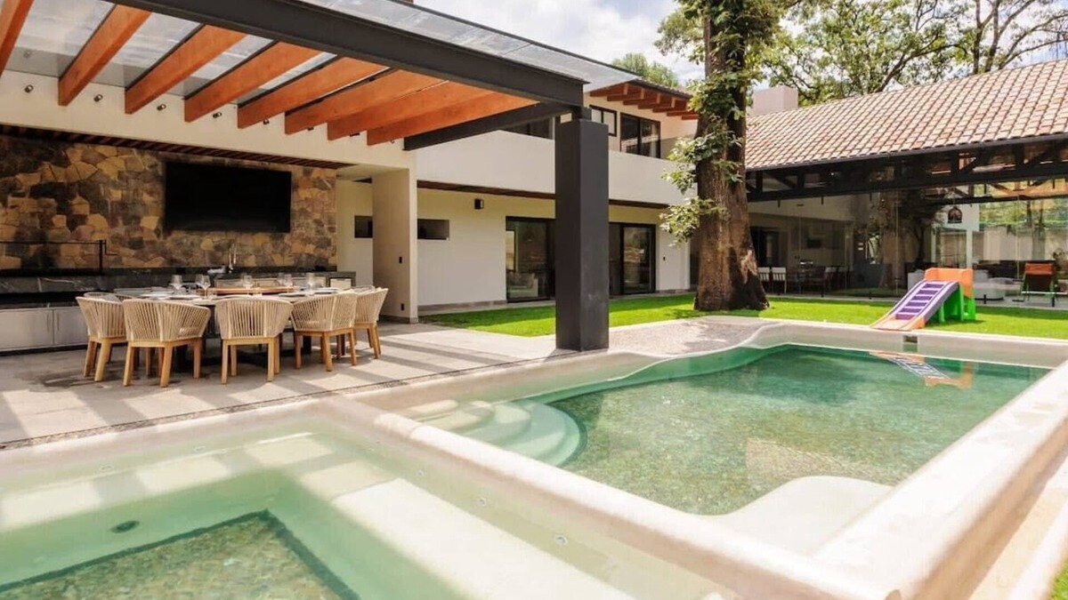 Valle de Bravo House | Superb and Spacious Residence with Garden and Pool